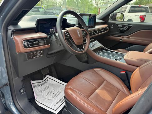 Used 2025 Lincoln Aviator Reserve image 11