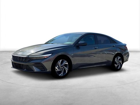 New 2025 Hyundai Elantra SEL image 2