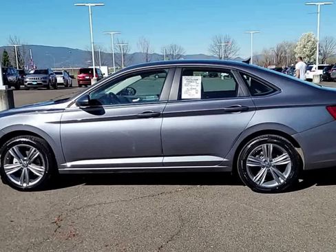 Used 2024 Volkswagen Jetta SE image 5