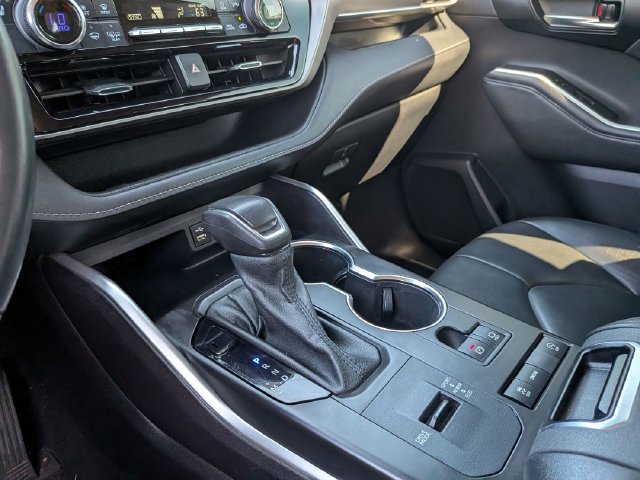 Used 2022 Toyota Highlander XLE FWD image 24