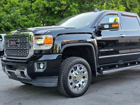 Used 2019 GMC Sierra 2500 Denali AWD/4WD image 2