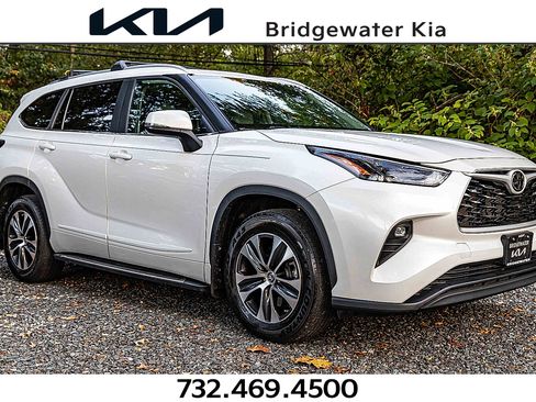 Used 2023 Toyota Highlander AWD image 1