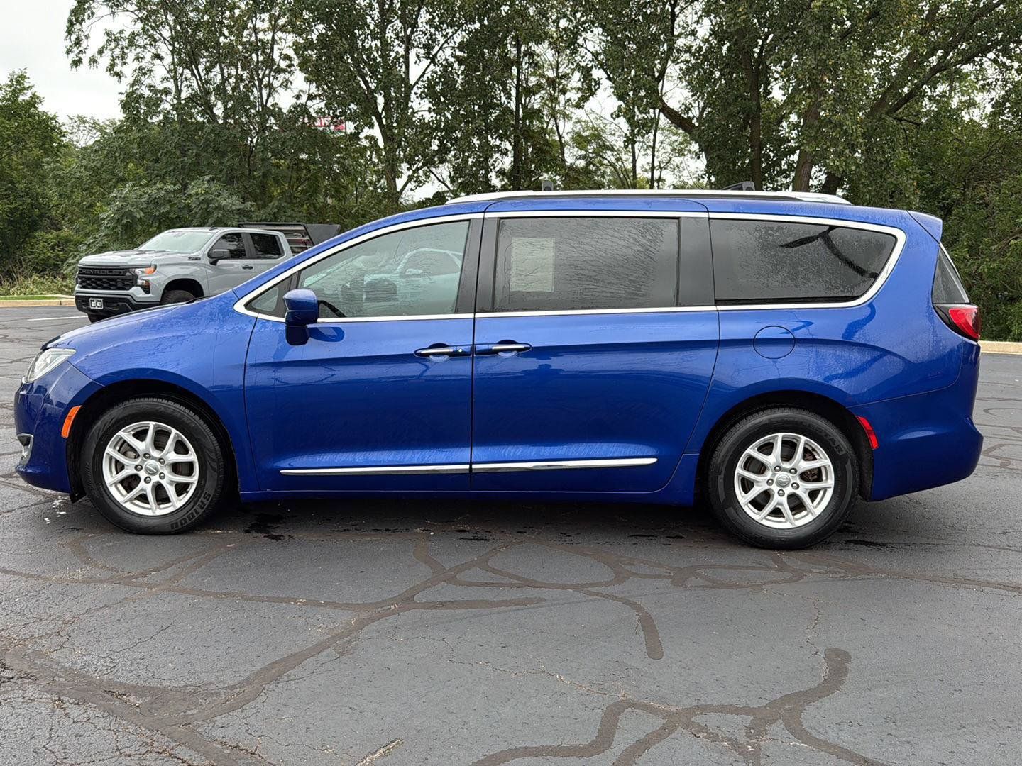 Used 2020 Chrysler Pacifica Touring-L FWD image 2