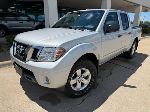 Used 2013 Nissan Frontier SV w/ SV Value Truck Pkg AWD/4WD image 2