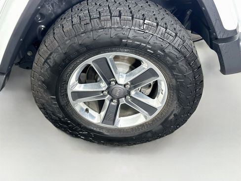 Used 2018 Jeep Wrangler Unlimited Sahara AWD/4WD image 11