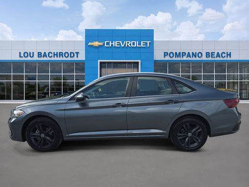 Used 2022 Volkswagen Jetta SE w/ Panoramic Sunroof Package FWD image 4