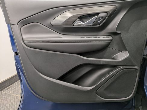 Used 2023 GMC Terrain SLE w/ Driver Convenience Package image 8