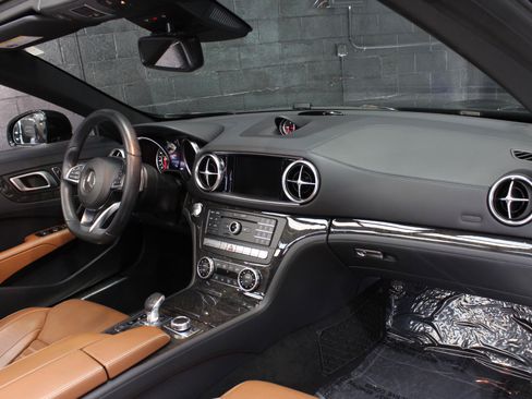 Used 2017 Mercedes-Benz SL 550 image 40