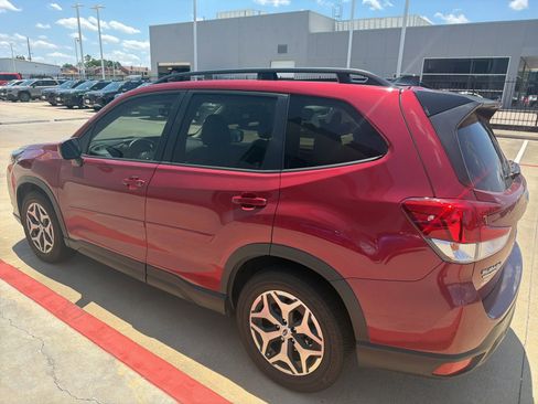 Used 2024 Subaru Forester Premium AWD/4WD image 2