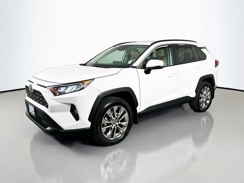 Used 2020 Toyota RAV4 XLE Premium image 4