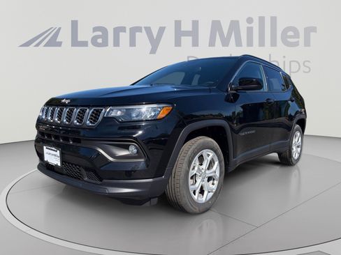 Used 2024 Jeep Compass Latitude AWD/4WD image 1