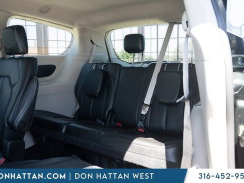 Used 2023 Chrysler Pacifica Touring-L FWD image 18