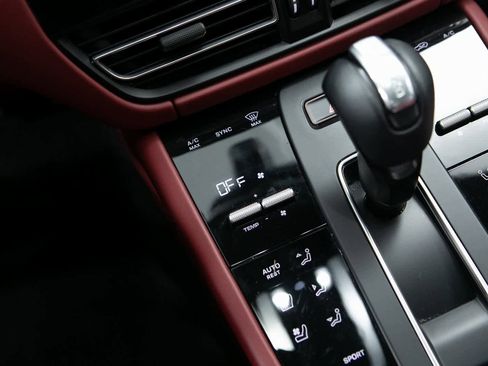 Certified 2022 Porsche Macan image 22