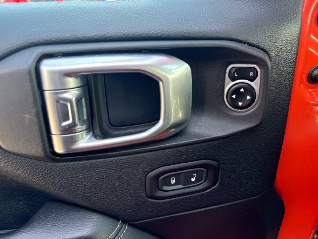 Used 2018 Jeep Wrangler Unlimited Sahara AWD/4WD image 16
