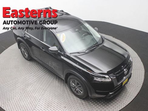 Used 2022 Nissan Pathfinder SV image 3