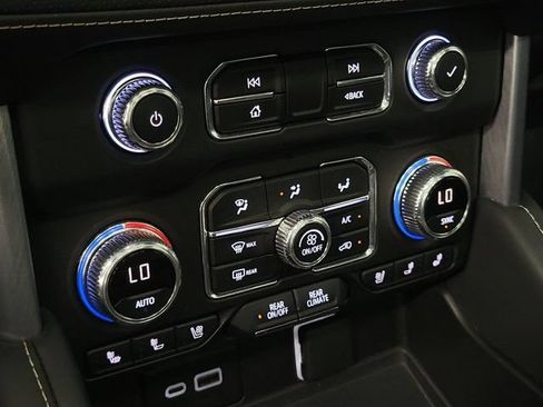 Used 2023 GMC Yukon SLT RWD image 32