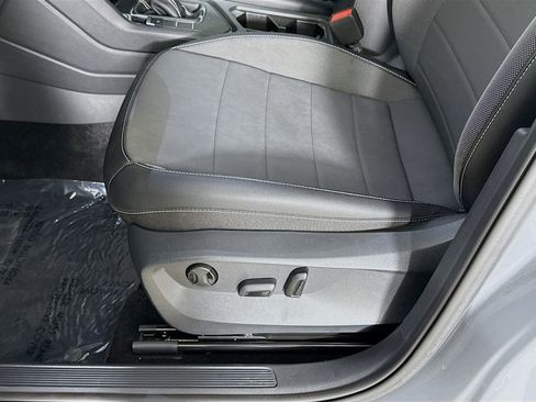 Used 2023 Volkswagen Taos SE w/ Panoramic Sunroof Package FWD image 18