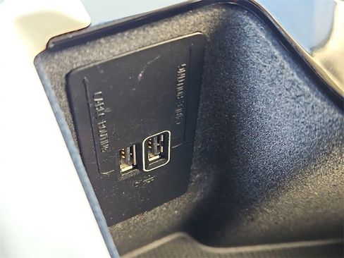 Used 2020 Volvo XC60 T6 Momentum w/ Protection Package Premier image 19