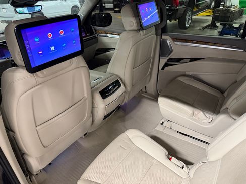 Certified 2025 Cadillac Escalade ESV Sport Platinum w/ LPO, ONYX Package AWD/4WD image 23
