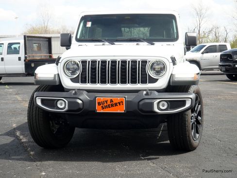 Used 2025 Jeep Wrangler Sahara image 7