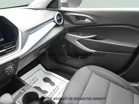 Used 2025 Chevrolet Trax LS w/ LS Convenience Package image 30