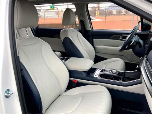 Used 2026 Kia Carnival SX w/ SX Dark Edition Package image 8