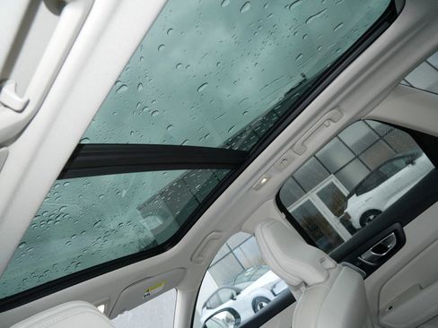 Certified 2023 Volvo XC60 B6 Ultimate w/ Climate Package image 11