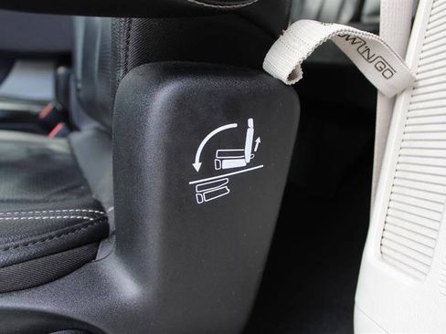 Used 2022 Chrysler Pacifica Touring-L w/ Uconnect Theater Family Group AWD/4WD image 25