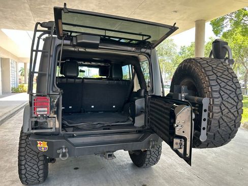 Used 2012 Jeep Wrangler Unlimited Rubicon w/ Connectivity Group AWD/4WD image 32