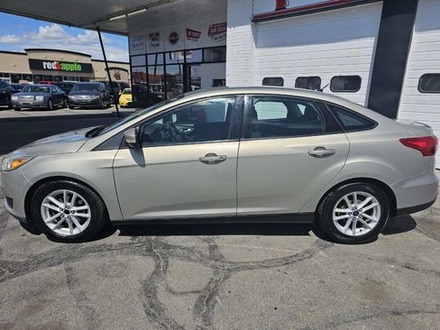 Used 2015 Ford Focus SE FWD image 2