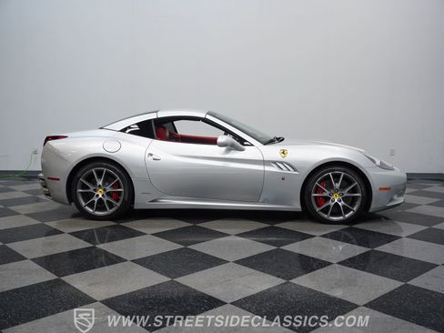Used 2010 Ferrari California RWD image 15