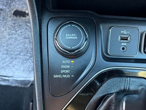 Used 2021 Jeep Cherokee Limited image 14