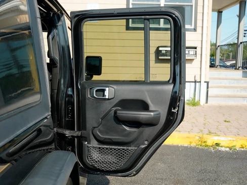 Used 2018 Jeep Wrangler Unlimited Rubicon AWD/4WD image 28