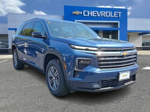 Used 2026 Chevrolet Traverse LT w/ Driver Confidence Package FWD image 2