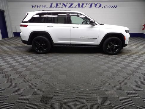 Used 2024 Jeep Grand Cherokee Limited AWD/4WD image 2