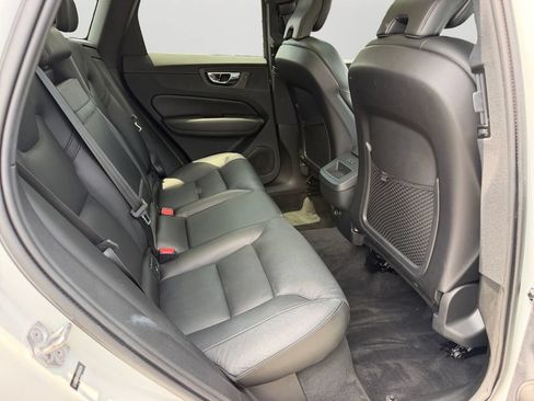 Used 2019 Volvo XC60 T5 Momentum w/ Multimedia Package AWD/4WD image 9