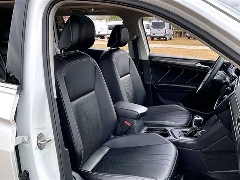 Used 2023 Volkswagen Tiguan SE w/ Panoramic Sunroof Package image 8