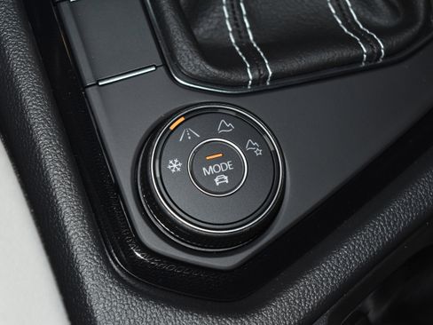 New 2025 Volkswagen Taos SE image 13