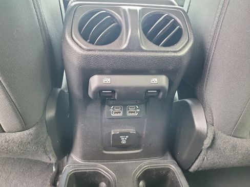 Used 2020 Jeep Wrangler Unlimited Sahara w/ Uconnect 4C Nav & Sound Group AWD/4WD image 20