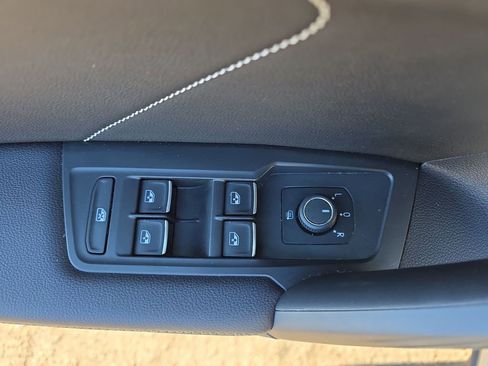 Used 2023 Volkswagen Tiguan SE R-Line image 37