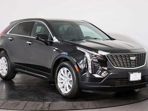 Used 2023 Cadillac XT4 Luxury w/ Cold Weather Package AWD/4WD image 7