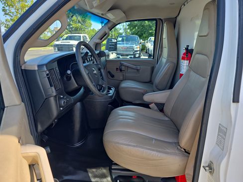 Used 2017 GMC Savana 4500 RWD image 13