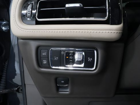 Used 2023 Lincoln Nautilus Reserve AWD/4WD image 20