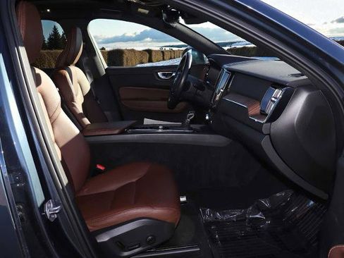 Used 2021 Volvo XC60 T5 Momentum w/ Advanced Package image 22