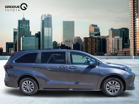 Used 2025 Toyota Sienna XLE w/ XLE Plus Package image 7