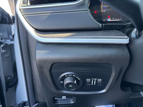 Used 2024 Jeep Grand Cherokee Limited image 22