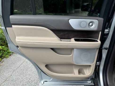 Used 2023 Lincoln Navigator Reserve AWD/4WD image 11