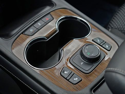 Used 2023 GMC Acadia SLE w/ Driver Convenience Package FWD image 19