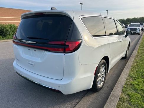 Used 2023 Chrysler Pacifica Touring-L FWD image 3