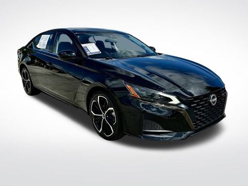 Used 2023 Nissan Altima 2.5 SR image 2
